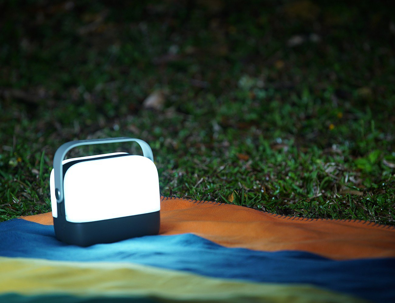 Outdoor equipment，Adventure lamp，portable source，GPS positioning，Radio notification，Smart connection，industrial design，
